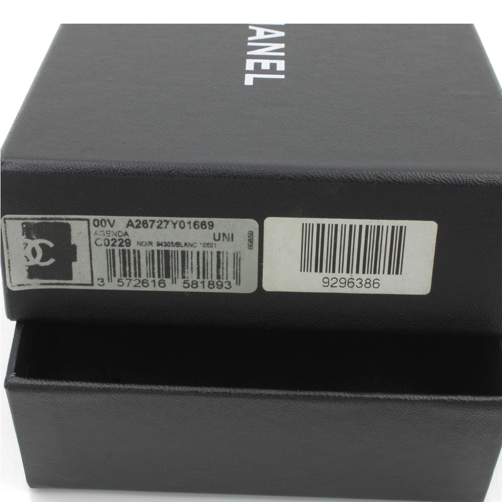 CHANEL Quilted Black and White Leather
Agenda Booklet - Picture 8 of 9